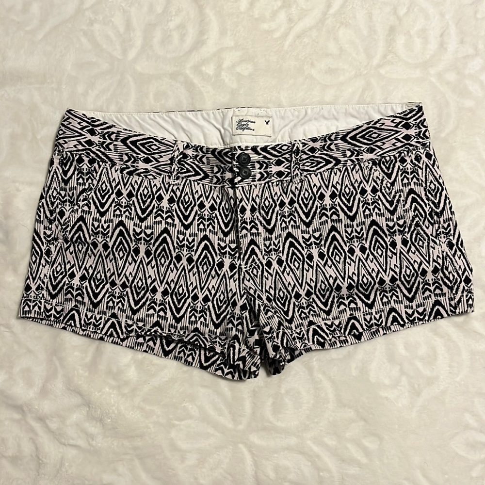 American Eagle Women’s Shorts Patterned Black/Cream Size 10